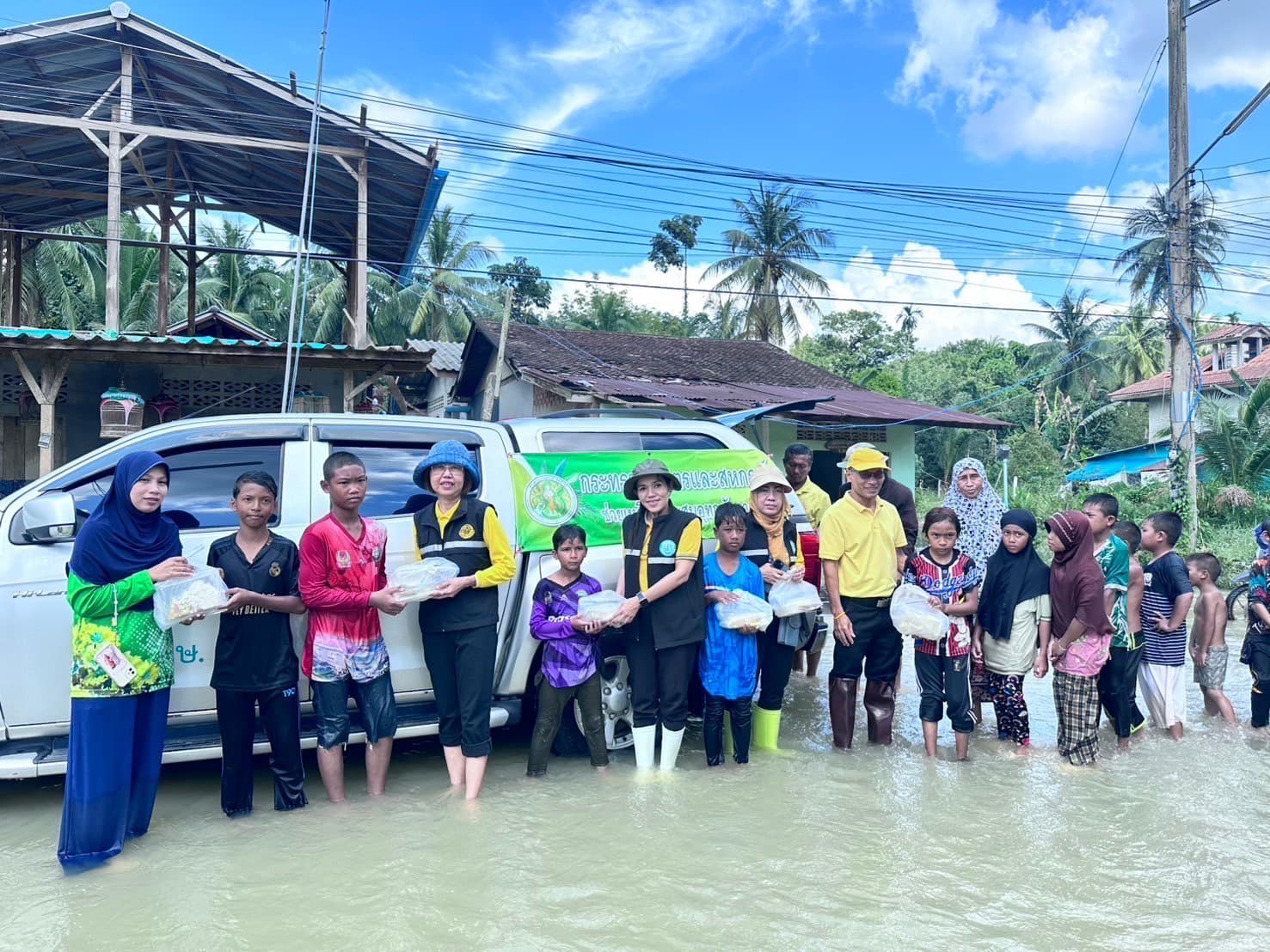 ส.ป.ก.ร่วมใจช่วยเหลือผู้ประสบภัยน้ำท่วมภาคใต้