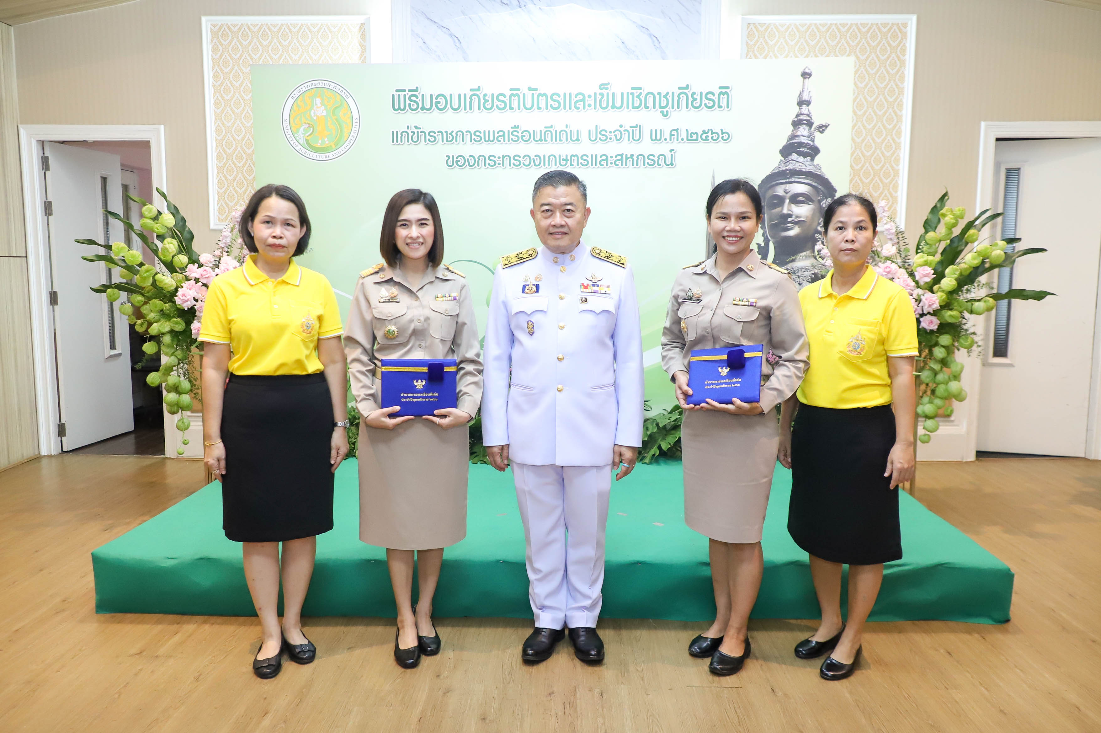เลขาธิการ ส.ป.ก. ร่วมเป็นเกียรติในพิธีมอบเกียรติบัตรและเข็มเชิดชูเกียรติแก่ข้าราชการพลเรือนดีเด่น ประจำปี พ.ศ.2566