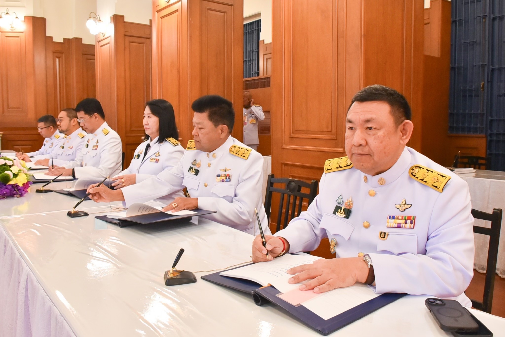 เลขาธิการ ส.ป.ก. ร่วมถวายแจกันดอกไม้หน้าพระบรมฉายาลักษณ์พระบาทสมเด็จพระเจ้าอยู่หัว และสมเด็จพระนางเจ้าฯ พระบรมราชินี และลงนามถวายพระพรเนื่องในโอกาสวันขึ้นปีใหม่ พุทธศักราช 2568