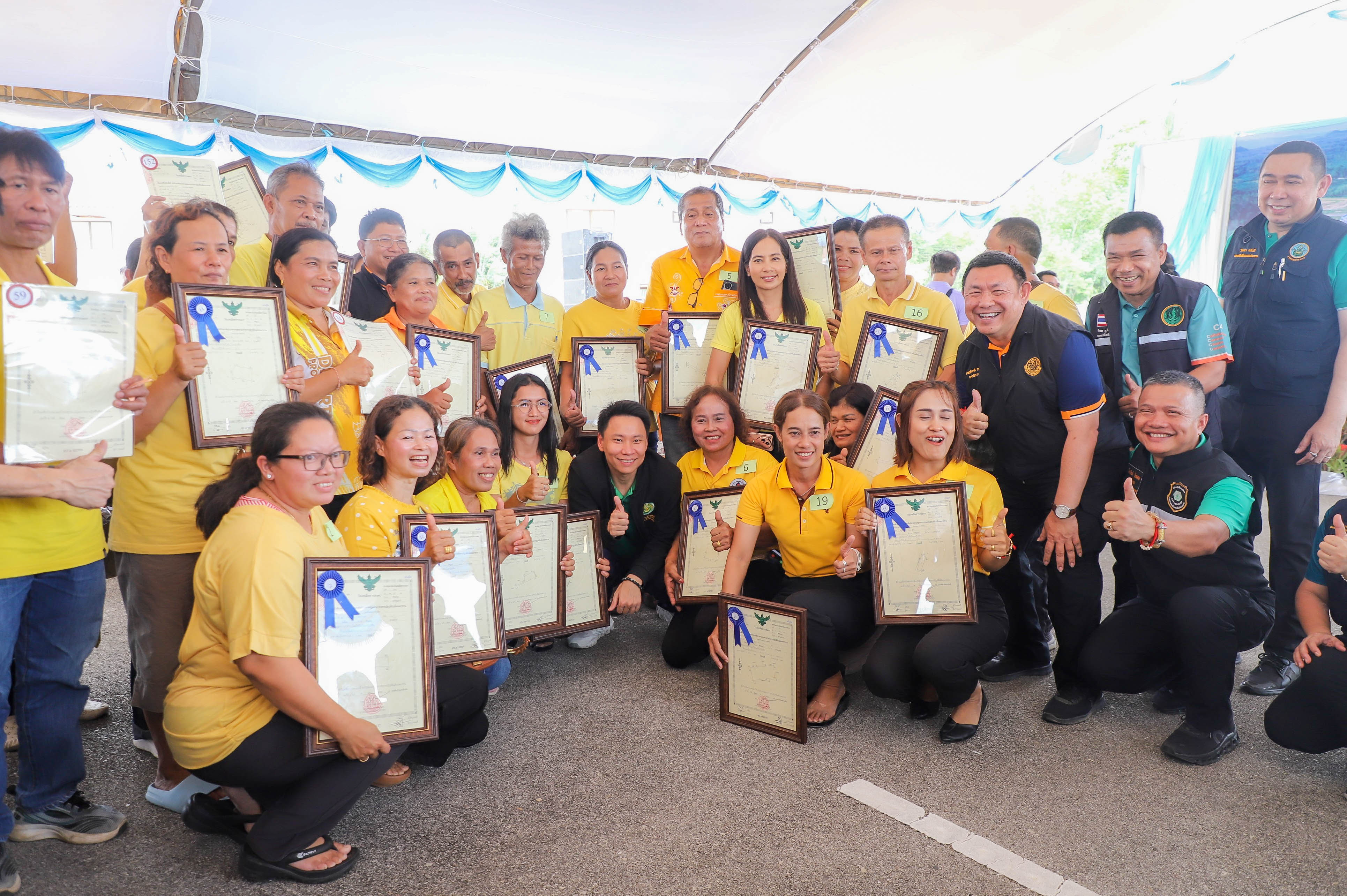 รัฐมนตรีเกษตรฯ ลงพื้นที่แก้ปัญหาเกษตรกรขาดแคลนน้ำ พร้อมเร่งปรับปรุงการเพิ่มประสิทธิภาพการส่งน้ำ และเป็นประธานในพิธีมอบโฉนดเพื่อการเกษตร ณ จ.สุราษฎร์ธานี