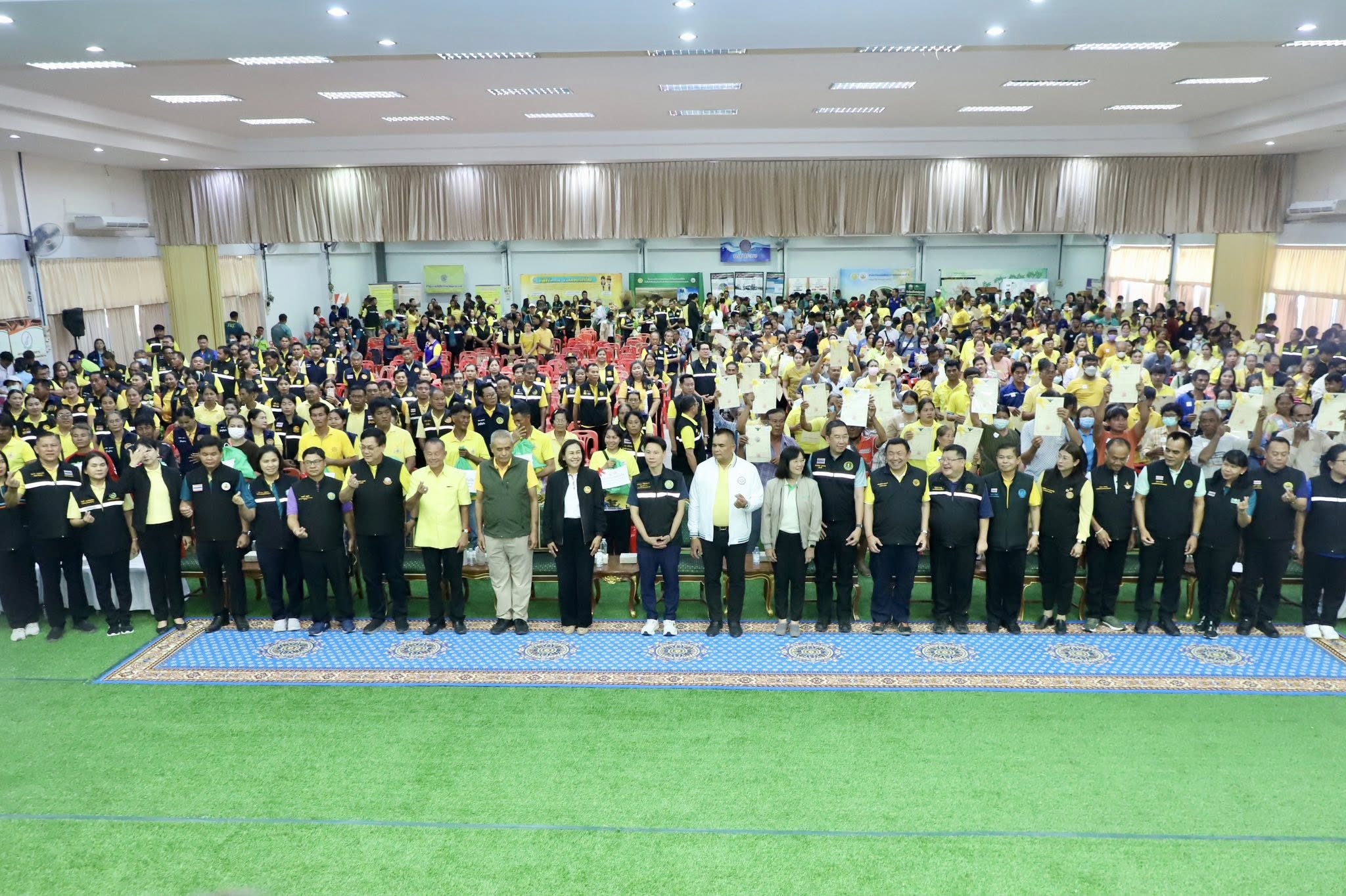 เลขาธิการ ส.ป.ก. พร้อมคณะ ร่วมติดตาม รมว.กษ. ลงพื้นที่ตรวจราชการ พบปะเกษตรกร พร้อมมอบโฉนดเพื่อการเกษตร ณ จังหวัดนครสวรรค์