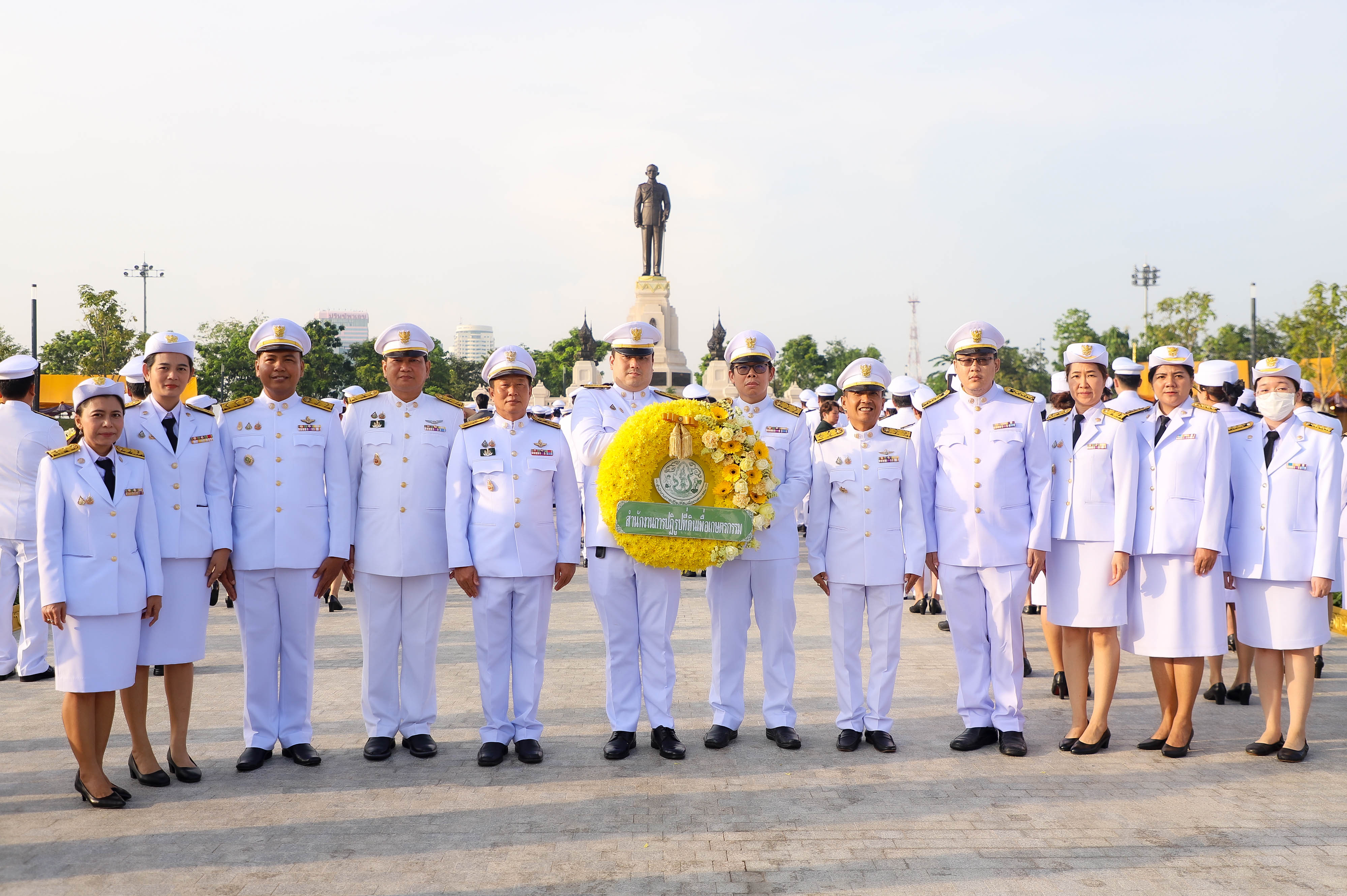 ส.ป.ก. ร่วมวางพวงมาลาน้อมรำลึกในพระมหากรุณาธิคุณ 'วันนวมินทรมหาราช' 13 ตุลาคม 2568