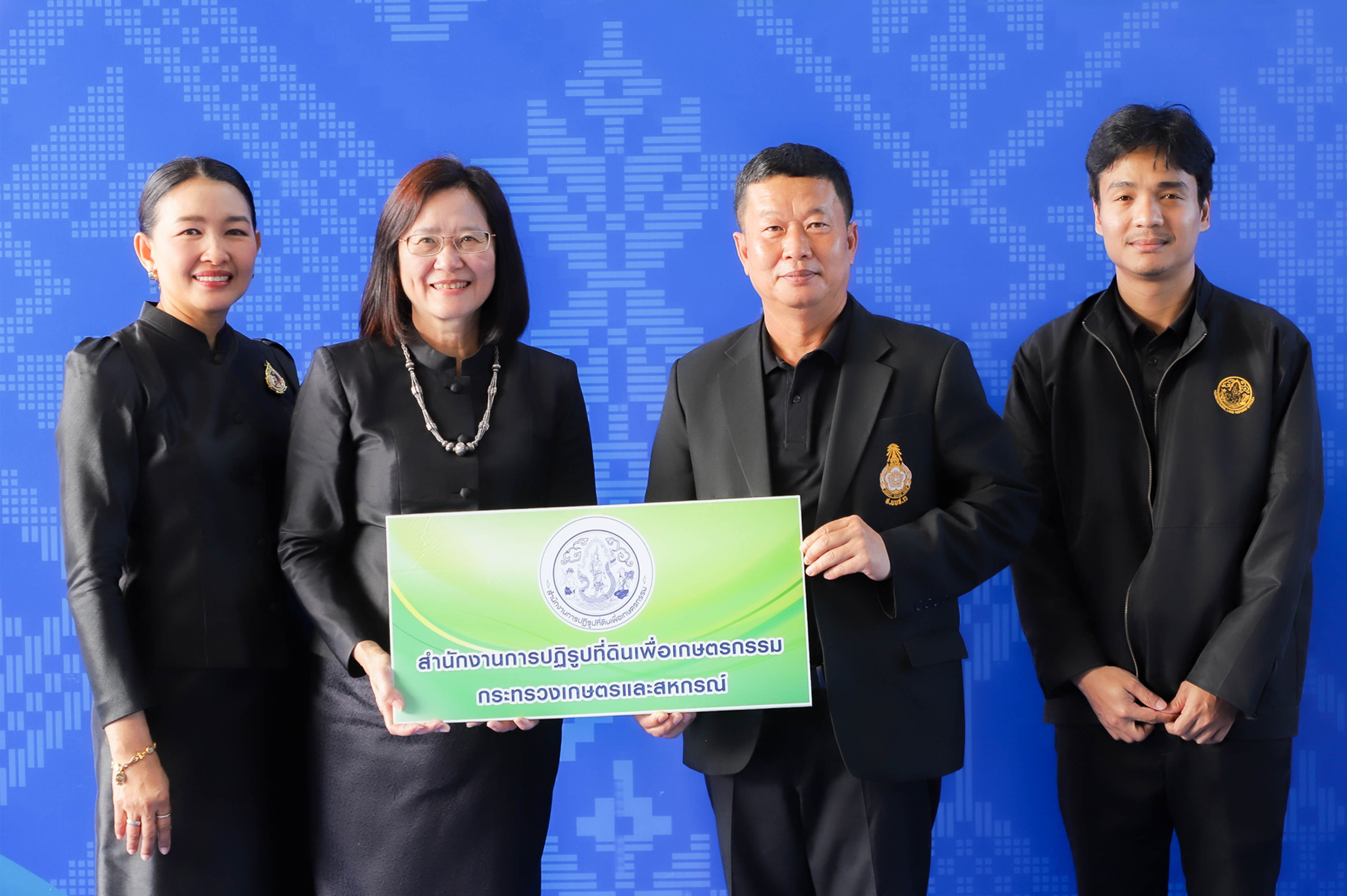 ส.ป.ก. ร่วมแสดงความยินดี ครบรอบ 16 ปี กรมหม่อนไหม