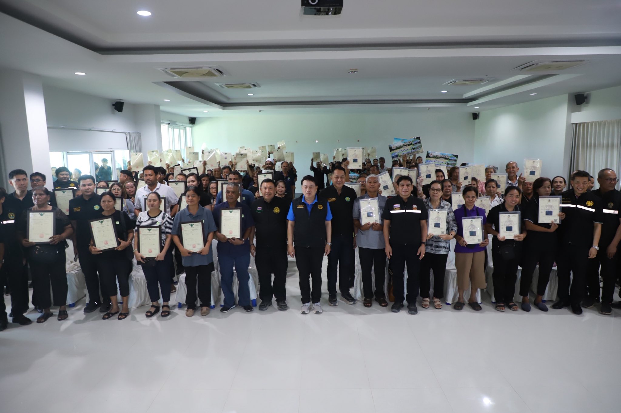 รมช.เกษตรฯ มอบโฉนดเพื่อการเกษตร โฉนดต้นไม้ ยกระดับที่ดินทำกินในกระบี่ หนุนเกษตรกรเข้าถึงแหล่งทุน