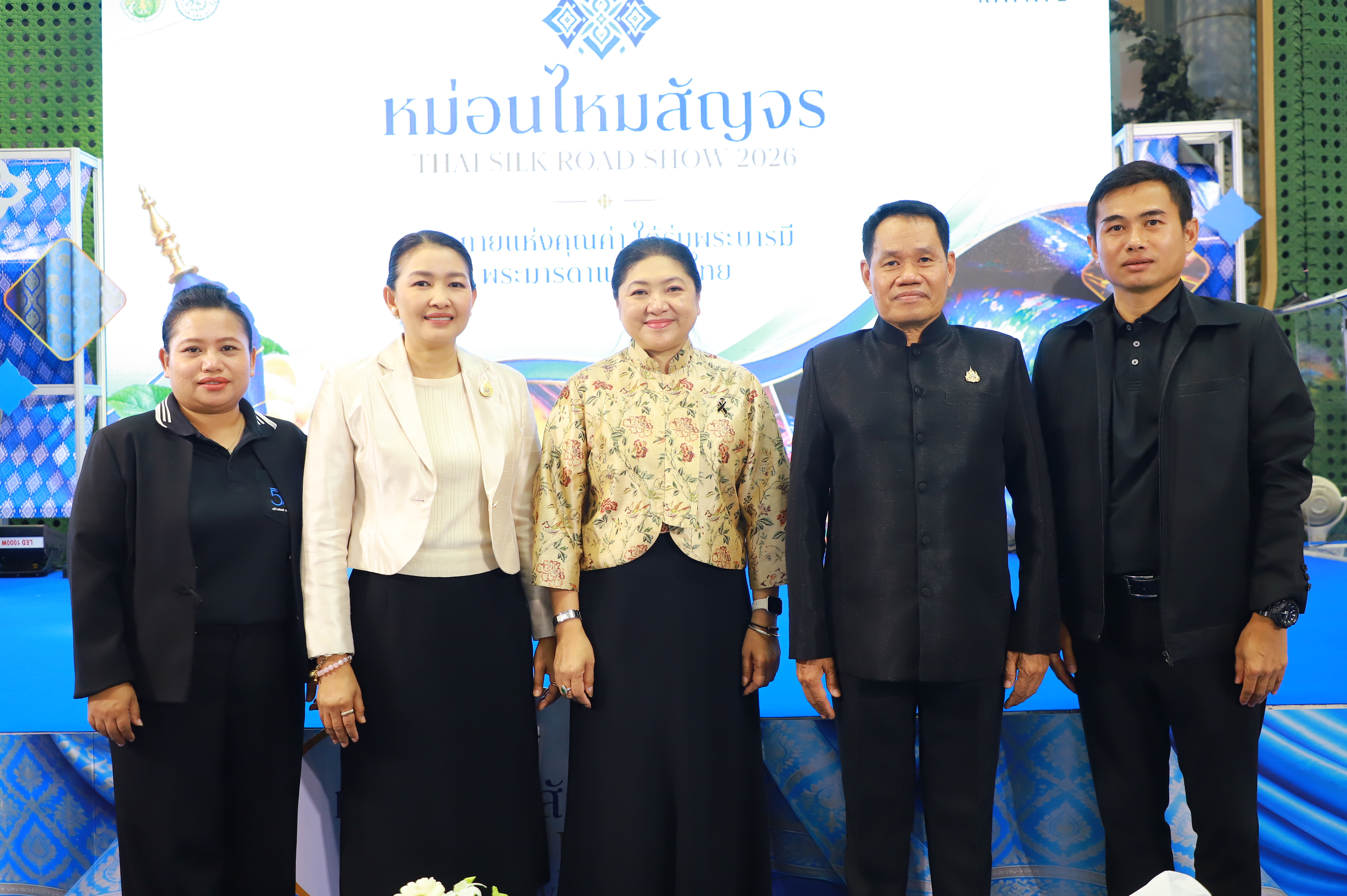 ส.ป.ก. ร่วมพิธีเปิดงานหม่อนไหมสัญจร ณ กรุงเทพมหานครและจังหวัดนนทบุรี ครั้งที่ 1 ชูนโยบาย ตลาดนำการผลิต เพิ่มช่องทางจำหน่าย สร้างรายได้เกษตรกร