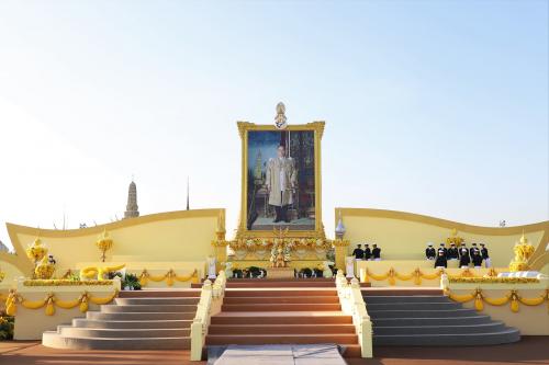 ส.ป.ก. ร่วมวางพานพุ่มดอกไม้และถวายบังคมหน้าพระบรมฉายาลักษณ์ พระบาทสมเด็จพระบรมชนกาธิเบศร มหาภูมิพลอดุลยเดชมหาราช บรมนาถบพิตร