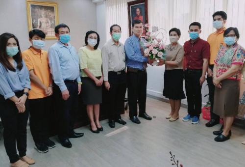ผู้อำนวยการศูนย์เทคโนโลยีสารสนเทศและการสื่อสาร ส.ป.ก. มอบกระเชัาดอกไม้แสดงความยินดี กับผู้ตรวจราชการกระทรวงเกษตรและสหกรณ์ ที่เข้ารับตำแหน่งใหม่