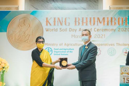 ส.ป.ก. ร่วมเป็นเกียรติในพิธีมอบเหรียญรางวัล King Bhumibol World Soil Day Award ประจำปี ๒๕๖๓