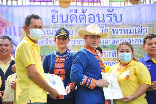 รมช.ธรรมนัส มอบหนังสืออนุญาต ส.ป.ก. ๔-๐๑ ประเภทที่อยู่อาศัย แก่เกษตรกร จ.เชียงราย เพื่อกระจายการถือครองและลดการเหลื่อมล้ำทางสังคม  