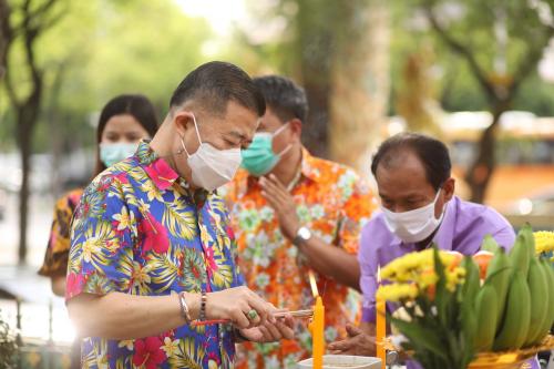 เลขาธิการ ส.ป.ก. นำข้าราชการทำบุญตักบาตรเนื่องในวันสงกรานต์ ประจำปี ๒๕๖๔