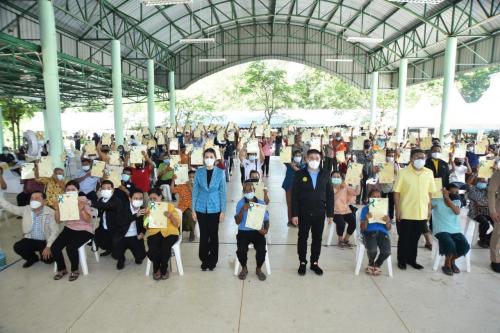 รมช.ธรรมนัส เดินหน้ามอบหนังสืออนุญาต ส.ป.ก. ๔-๐๑ แก่พี่น้องเกษตรกร จ.ขอนแก่น