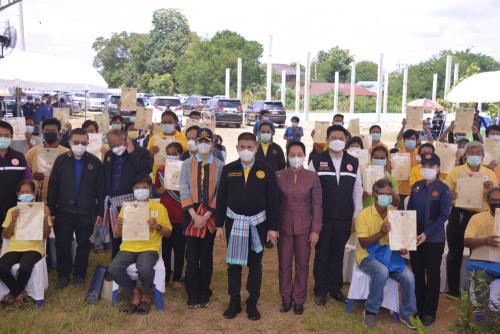 ร้อยเอกธรรมนัส ลุยมอบที่ดิน ส.ป.ก. พร้อมเดินหน้าแก้ปัญหาที่ทำกิน 