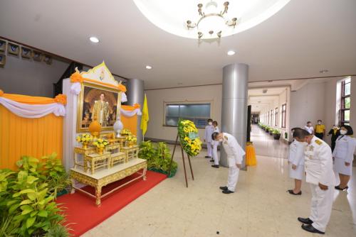 ส.ป.ก. ประกอบพิธีวางพวงมาลา เนื่องในวันคล้ายวันสวรรคต พระบาทสมเด็จพระบรมชนกาธิเบศร มหาภูมิพลอดุลยเดชมหาราช บรมนาถบพิตร ๑๓ ตุลาคม ๒๕๖๔