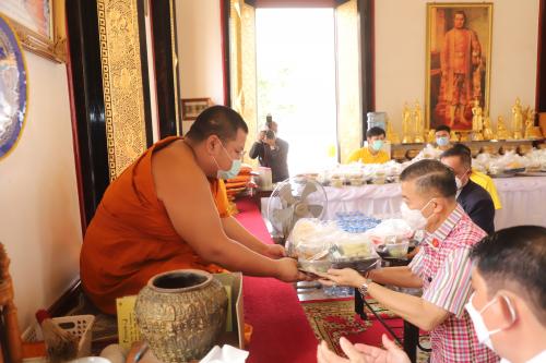 ส.ป.ก. ถวายภัตตาหารเพลแด่พระภิกษุสงฆ์ เนื่องในพิธีถวายผ้าพระกฐินพระราชทาน ประจำปี ๒๕๖๔