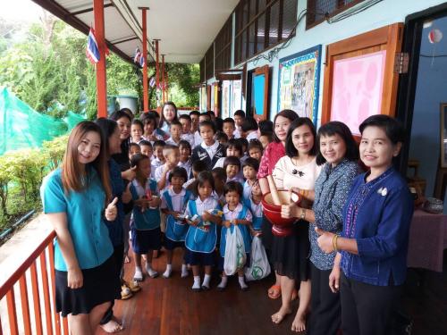 ผู้ตรวจราชการกรมและคณะเจ้าหน้าที่ ส.ป ก. ลงพื้นที่ ตรวจเยี่ยมเด็กนักเรียน คณะครูโรงเรียนในเขตปฏิรูปที่ดิน พร้อมมอบขนม นมกล่อง และของใช้ที่จำเป็น แก่เด็กนักเรียนโรงเรียนในถิ่นทุรกันดารและพื้นที่ห่างไกล 