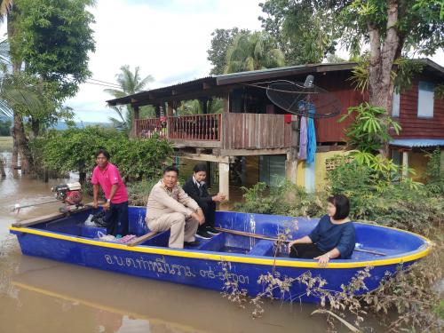 ผู้ตรวจราชการ ส.ป.ก. ปฏิรูปที่ดินจังหวัดพิษณุโลก และคณะ ตรวจเยี่ยมผู้ประสบอุทกภัย กรณีจังหวัดพิษณุโลกประสบภัยพิบัติจากพายุโพดุล ณ บ้านทุ่งหนองแดงตำบลท่าหมื่นราม อำเภอวังทอง จังหวัดพิษณุโลก