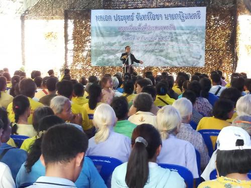 นายกรัฐมนตรีประยุทธ์ตรวจเยี่ยมผู้ประสบภัยอุทกภัย ณ บ้านดงพลวง สามัคคี หมู่ ๗ (คุ้งหมูศรี) ตำบลวังพิกุล อำเภอวังทอง จังหวัดพิษณุโลก