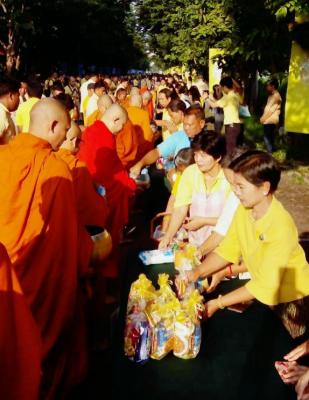 ผู้ตรวจราชการ ส.ป.ก. ร่วมพิธีทำบุญตักบาตร  เพื่อถวายเป็นพระราชกุศล เนื่องในวันคล้ายวันสวรรคตพระบาทสมเด็จพระบรมชนกาธิเบศร มหาภูมิพลอดุลยเดชมหาราช บรมนาถบพิตร ๑๓ ตุลาคม ๒๕๖๒