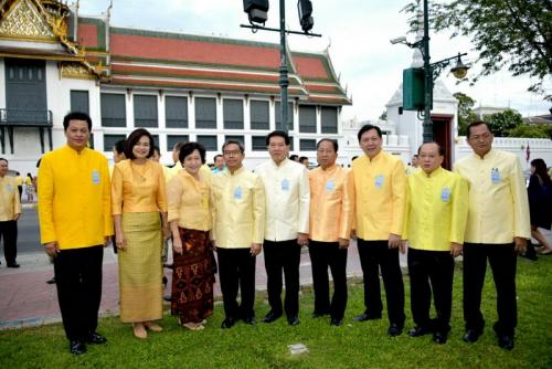 เลขาธิการ ส.ป.ก.ร่วมพิธีทำบุญตักบาตร เนื่องในโอกาสมหามงคลเสด็จเถลิงถวัลยราชสมบัติ ครบ ๗๐ ปี