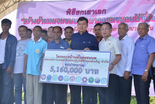 รองเลขาธิการ ส.ป.ก. เป็นประธานในพิธียกเสาเอก สร้างบ้านคนจนชนบท..อนาคตชุมชนคนไร้ที่ดิน ณ แปลงที่ดินส.ป.ก. No.๘๓ ตำบลหงษ์เจริญ อำเภอท่าแซะ จังหวัดชุมพร