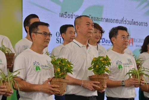 ส.ป.ก. ร่วมงานงาน ปลูกเพื่อป(ล)อด ล้านต้น ลด PM2.5 ภายใต้โครงการ Green-City by MOAC ณ ลานน้ำพุ ศูนย์การค้าสยามพารากอน เขตปทุมวัน กรุงเทพฯ