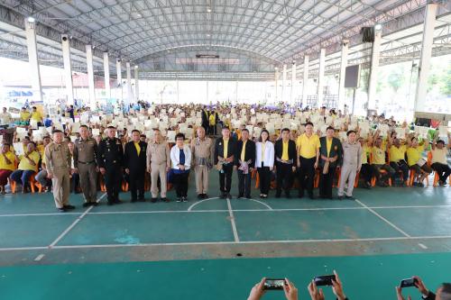 ร้อยเอก ธรรมนัส มอบ ส.ป.ก. ๔-๐๑ จำนวน ๕๐๐ ราย จ.เพชรบูรณ์พร้อมติดตามโครงการมะม่วงน้ำดอกไม้ส่งออก