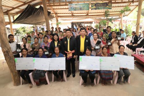 ผู้ช่วยรัฐมนตรีฯ ตรวจเยี่ยมศูนย์ปราชญ์ตามรอยพ่อ มอบปัจจัยการผลิตและเงินกู้กองทุนปฏิรูปที่ดินฯ