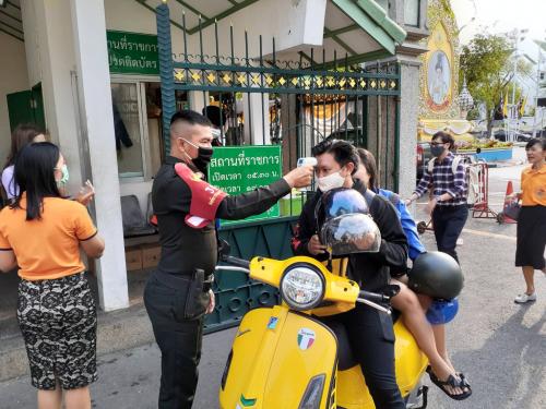 สำนักงานการปฏิรูปที่ดินเพื่อเกษตรกรรม(ส.ป.ก.) ตั้งจุดคัดกรอง เฝ้าระวังป้องกันการแพร่ระบาดของไวรัส Covid-19 บริเวณประตูทางเข้าและในอาคารสำนักงาน 