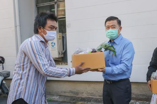 ส.ป.ก. มอบสิ่งของช่วยเหลือเจ้าหน้าที่ และประชาชน เพื่อเป็นกำลังใจให้ผ่านพ้นภัย COVID-19