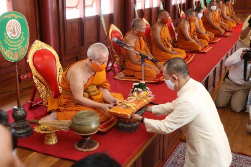 ส.ป.ก. ร่วมกระทรวงเกษตรฯ ถวายเทียนพรรษาและผ้าอาบน้ำฝน วัดปรินายกวรวิหาร