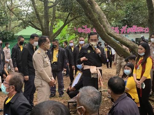 ส.ป.ก. ร่วมต้อนรับนายกรัฐมนตรี ตรวจเยี่ยมการปรับวิถีชีวิตของชาวศรีสะเกษ มาตรฐานใหม่ (New Normal) และพัฒนาเศรษฐกิจของพื้นที่ ผ่านการเยี่ยมชมวิถีเกษตรครบวงจร ณ สวนทุเรียนทับทิม อำเภอกันทรลักษ์ จังหวัดศรีสะเกษ