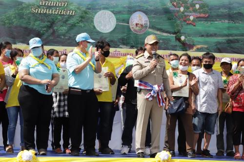 รมช.กษ. เปิดโครงการปลูกไม้ยืนต้น เฉลิมพระเกียรติฯ พร้อมมอบเอกสารสิทธิ์ ส.ป.ก. ๔-๐๑ เกษตรกร จ.อุดรธานี