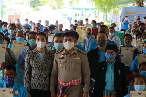 ปฏิรูปที่ดินเพื่อเกษตรกรรม (ส.ป.ก.) พร้อมด้วย พันจ่าเอก ประเสริฐ มาลัย รองเลขาธิการ ส.ป.ก. ผู้บริหาร ผู้เชี่ยวชาญ ปฏิรูปที่ดิน เจ้าหน้าที่ที่เกี่ยวข้อง ให้การต้อนรับ ณ โรงเรียนบ้านปากแพรก ต.ละหาร อ.ปลวกแดง จ.ระยอง