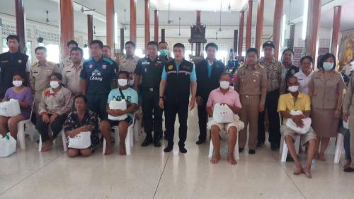 รัฐมนตรีช่วยว่าการกระทรวงเกษตรฯ ธรรมนัส พรหมเผ่า และคณะ ตรวจพื้นที่ประสบอุทกภัย พร้อมเร่งช่วยเหลือมอบถุงยังชีพ เยี่ยมราษฎรผู้ประสบอุทกภัย (น้ำท่วม) บ้านหนองปลาหมอ หมู่ ๗ ตำบลย่านยาว ตำบลคลองกระจง อำเภอสวรรคโลก จังหวัดสุโขทัย
