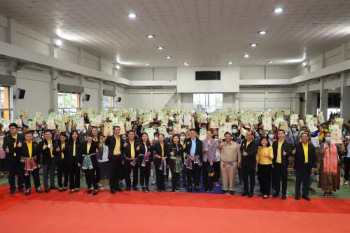 รมช.ธรรมนัส มอบ ส.ป.ก. ๔-๐๑ เพิ่มคุณภาพชีวิตเกษตรกรอุบลราชธานี