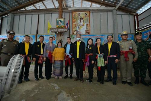 รมช.กษ. จับมือ รมช.รง. และคณะ ลงพื้นที่เยี่ยมชมแปลง ศพก.เครือข่าย พร้อมมอบ ส.ป.ก ๔-๐๑ พื้นที่ อ.นาจะหลวย จ.อุบลราชธานี