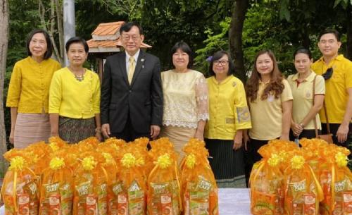 ผู้ตรวจราชการ ส.ป.ก. ร่วมกิจกรรมทำบุญตักบาตร ในงาน ธ สถิตในดวงใจ...นิรันดร์ ณ สำนักงานพิพิธภัณฑ์การเกษตรเฉลิมพระเกียรติ พระบาทสมเด็จพระเจ้าอยู่หัว อำเภอคลองหลวง จังหวัดปทุมธานี