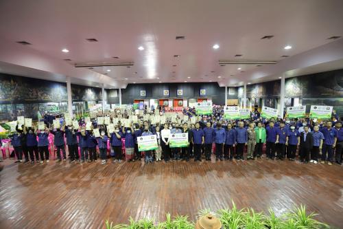 รมช.ธรรมนัสมอบ ส.ป.ก. ๔-๐๑ เกษตรกรจังหวัดแพร่ พร้อมมอบเงินเยียวยาเกษตรกรสวนลำไย
