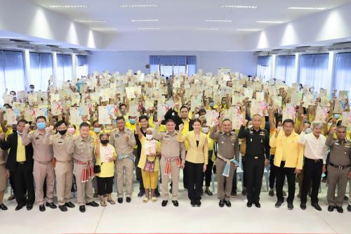 รมช.ธรรมนัส มอบ ส.ป.ก. ๔-๐๑ เกษตรกรกำแพงเพชร พร้อมแหล่งน้ำตามโครงการ ๑ ชุมชน ๑ แหล่งน้ำ และเงินเยียวยาสวนลำไย