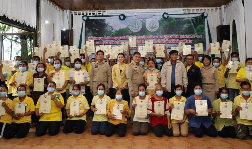 รมช.ธรรมนัส ลงพื้นที่มอบ ส.ป.ก.๔-๐๑ พร้อมปัจจัยการผลิตให้เกษตรกรในเขตปฏิรูปที่ดิน จ.พิษณุโลก