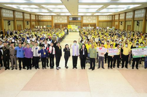 รมช.ธรรมนัส จับมือ รมช.นฤมล มอบ ส.ป.ก. ๔-๐๑ เกษตรกร อ.บ้านหลวง จ.น่าน พร้อมเยียวยาชาวสวนลำไย