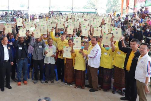 รมช.กษ. ลงพื้นที่ มอบ ส.ป.ก. ๔-๐๑ ให้เกษตรกร ณ จังหวัดสุรินทร์