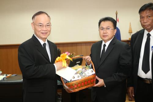 ส.ป.ก.เข้ารับพรและมอบกระเช้าแด่ผู้บริหารกระทรวงเกษตรและสหกรณ์ เนื่องในวันขึ้นปีใหม่ ๒๕๖๐