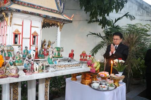ส.ป.ก. จัดพิธีทำบุญตักบาตร เนื่องในวันส่งท้ายปีเก่าต้อนรับปีใหม่ ๒๕๖๐