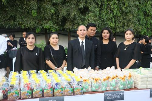 ส.ป.ก.ร่วมในพิธีทำบุญตักบาตรพระสงฆ์เพื่อถวายเป็นพระราชกุศล เนื่องในโอกาสครบ ๑๐๐ วัน น้อมอาลัยแด่รัชกาลที่ ๙ พระบาทสมเด็จพระเจ้าอยู่หัวภูมิพลอดุลยเดช