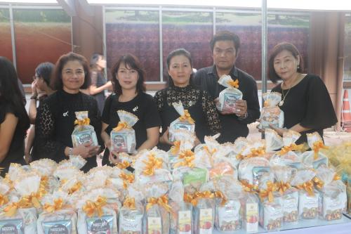 ส.ป.ก.ร่วมในพิธีทำบุญตักบาตรพระสงฆ์เพื่อถวายเป็นพระราชกุศล น้อมอาลัยแด่รัชกาลที่ ๙ พระบาทสมเด็จพระเจ้าอยู่หัวภูมิพลอดุลยเดช