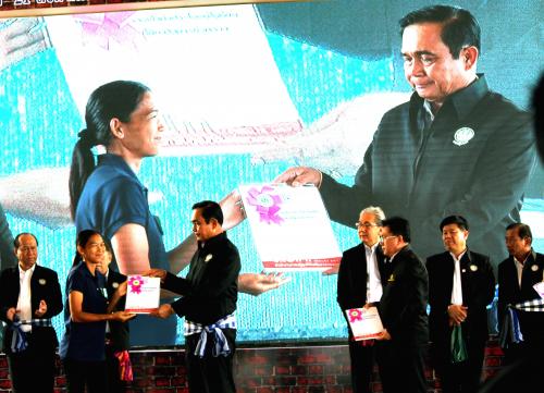 นายกรัฐมนตรีมอบหนังสืออนุญาตให้เข้าทำประโยช์ในเขตปฏืรูปที่ดินให้กับผู้แทนสถาบันเกษตรกรและเกษตรกรรุ่นใหม่ จ.นครราชสีมา