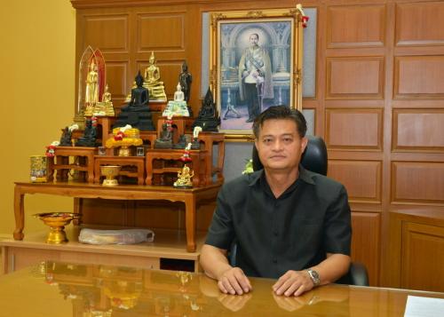 เลขาธิการ ส.ป.ก. สักการะสิ่งศักดิ์สิทธิ์ในโอกาสเข้ารับตำแหน่งใหม่