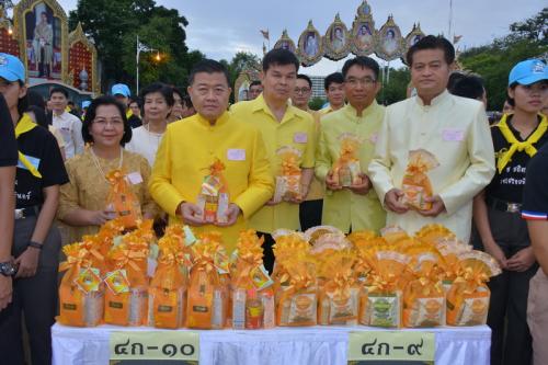  ส.ป.ก.ร่วมพิธีทำบุญตักบาตร เนื่องในวันคล้ายวันเฉลิมพระชนมพรรษาของพระบาทสมเด็จพระปรมินทรมหาภูมิพลอดุลยเดช บรมนาถบพิตร
