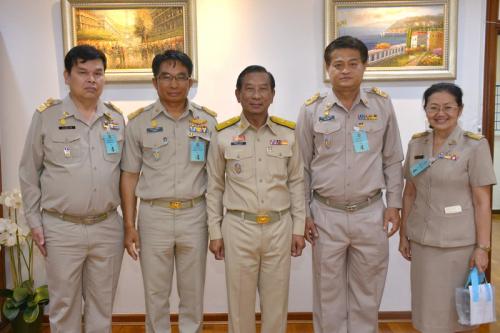เลขาธิการ ส.ป.ก. พร้อมด้วย รองเลขาธิการ ส.ป.ก. เข้าขอพร พลเอกฉัตรชัย สาริกัลยะ รองนายกรัฐมนตรี เนื่องในวาระขึ้นปีใหม่ ๒๕๖๑ 